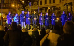 na zdjęciu osoby podczas modlitwy