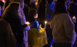 na zdjęciu osoby podczas modlitwy