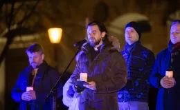 na zdjęciu osoby podczas modlitwy