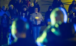 na zdjęciu osoby podczas modlitwy