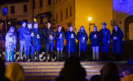 na zdjęciu osoby podczas modlitwy