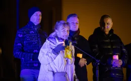 na zdjęciu osoby podczas modlitwy