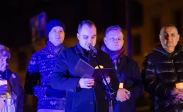 na zdjęciu osoby podczas modlitwy