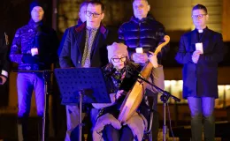 na zdjęciu osoby podczas modlitwy