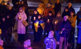 na zdjęciu osoby podczas modlitwy