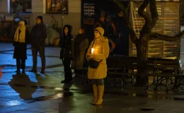 na zdjęciu osoby podczas modlitwy