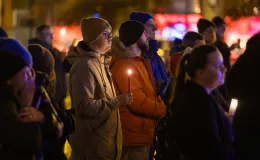 na zdjęciu osoby podczas modlitwy