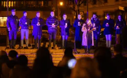 na zdjęciu osoby podczas modlitwy