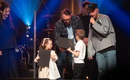 na zdjęciu osoby na scenie