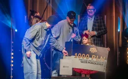 na zdjęciu osoby na scenie