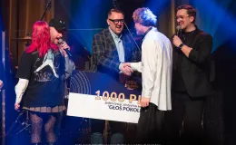 na zdjęciu osoby na scenie