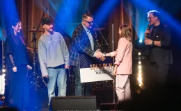 na zdjęciu osoby na scenie