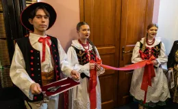 na zdjęciu osobo podczas wystawy