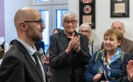 na zdjęciu osobo podczas wystawy