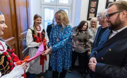 na zdjęciu osobo podczas wystawy