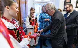 na zdjęciu osobo podczas wystawy