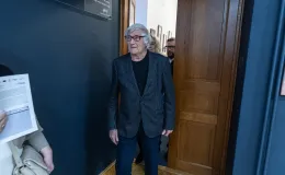 na zdjęciu osobo podczas wystawy