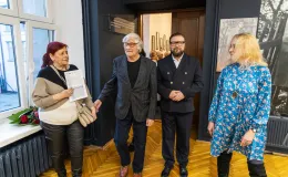 na zdjęciu osobo podczas wystawy