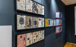 na zdjęciu osobo podczas wystawy