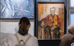 na zdjęciu osobo podczas wystawy