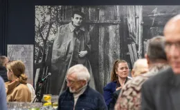 na zdjęciu osobo podczas wystawy