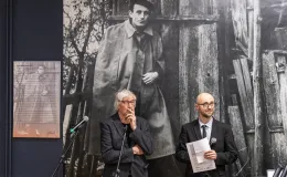 na zdjęciu osobo podczas wystawy