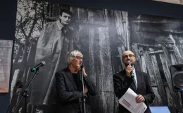 na zdjęciu osobo podczas wystawy