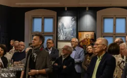 na zdjęciu osobo podczas wystawy