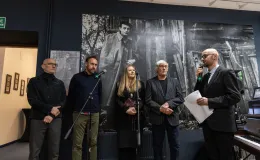 na zdjęciu osobo podczas wystawy