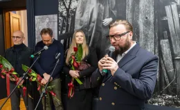 na zdjęciu osobo podczas wystawy