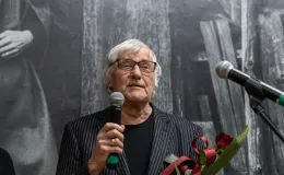 na zdjęciu osobo podczas wystawy