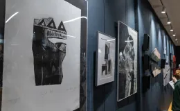 na zdjęciu osobo podczas wystawy