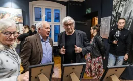 na zdjęciu osobo podczas wystawy