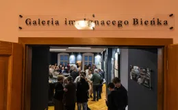 na zdjęciu osobo podczas wystawy