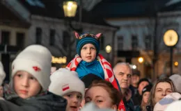 na zdjęciu osoby podczas spotkania ze skoczkiem
