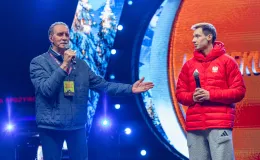 na zdjęciu osoby podczas spotkania ze skoczkiem