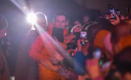 na zdjęciu osoby podczas spotkania ze skoczkiem