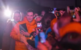 na zdjęciu osoby podczas spotkania ze skoczkiem