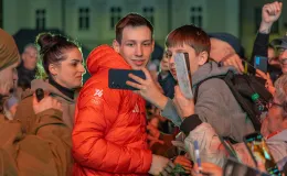 na zdjęciu osoby podczas spotkania ze skoczkiem