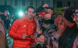 na zdjęciu osoby podczas spotkania ze skoczkiem