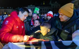 na zdjęciu osoby podczas spotkania ze skoczkiem