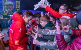 na zdjęciu osoby podczas spotkania ze skoczkiem