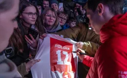 na zdjęciu osoby podczas spotkania ze skoczkiem