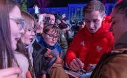 na zdjęciu osoby podczas spotkania ze skoczkiem