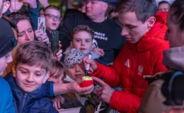 na zdjęciu osoby podczas spotkania ze skoczkiem