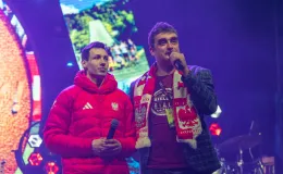 na zdjęciu osoby podczas spotkania ze skoczkiem