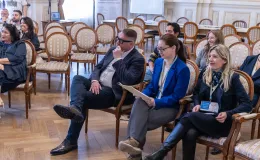 na zdjęciu osoby na spotkaniu