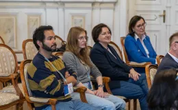 na zdjęciu osoby na spotkaniu