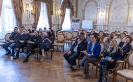 na zdjęciu osoby na spotkaniu