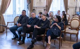 na zdjęciu osoby na spotkaniu